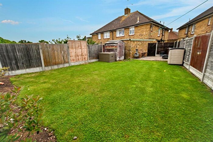 2 Bedroom Flat For Sale In West Crescent, Canvey Island, SS8