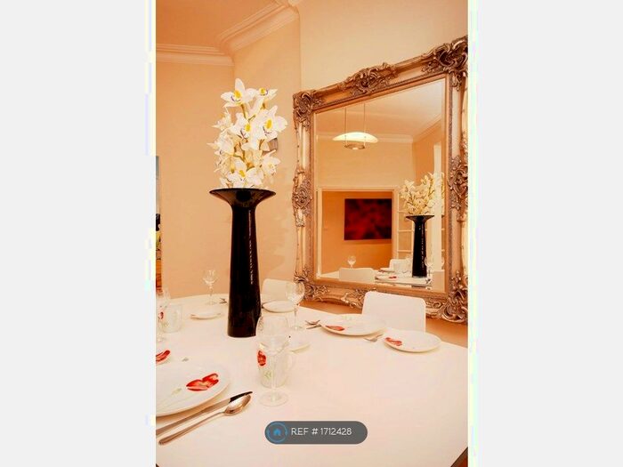 3 Bedroom Flat To Rent In Rodney Court, London, W9