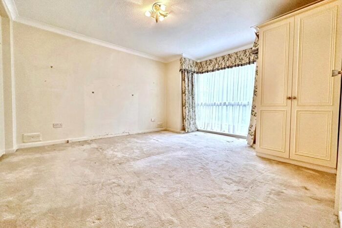 2 Bedroom Flat For Sale In Canford Cliffs, BH13