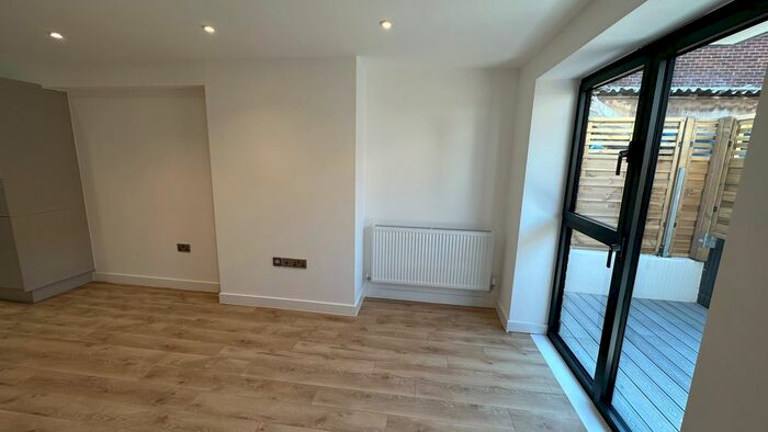 2 Bedroom Flat To Rent In High Street, Hounslow, TW3