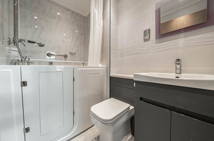 2 Bedroom Flat For Sale In Gosport Marina, Mumby Road, Gosport, Hampshire, PO12