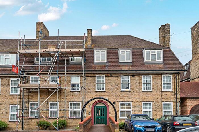 3 Bedroom Flat To Rent In Gilton Road London, SE6