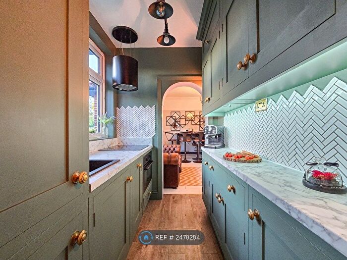 2 Bedroom Maisonette To Rent In Green Walk, Woodford Green, IG8