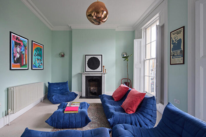 5 Bedroom Terraced House For Sale In Thornhill Crescent, London, N1 - Photo 3