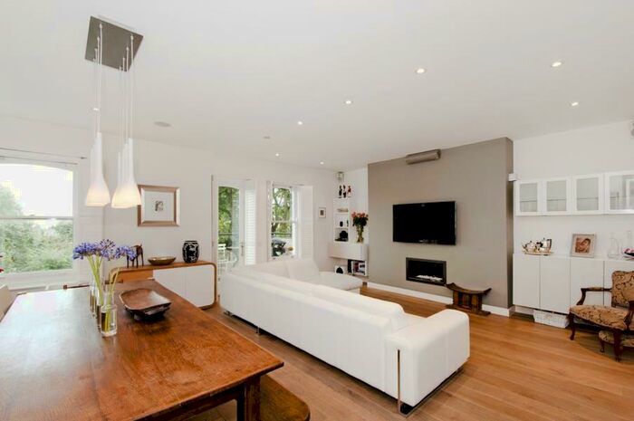 3 Bedroom Flat To Rent In Fitzjohns Avenue, Hampstead, London, NW3