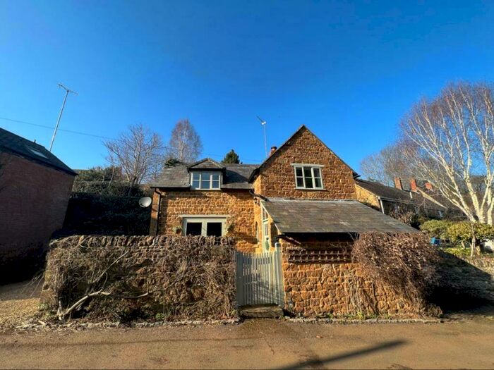 2 Bedroom Cottage For Sale In Shutford, Oxfordshire, OX15
