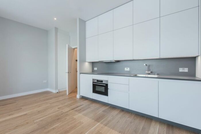Flat To Rent In Flat Heathfield Park, NW2
