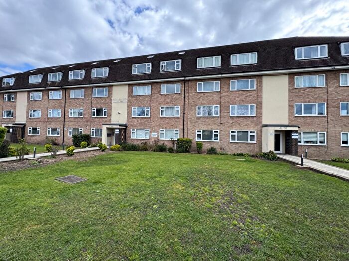 2 Bedroom Apartment To Rent In Charter Court, New Malden, KT3