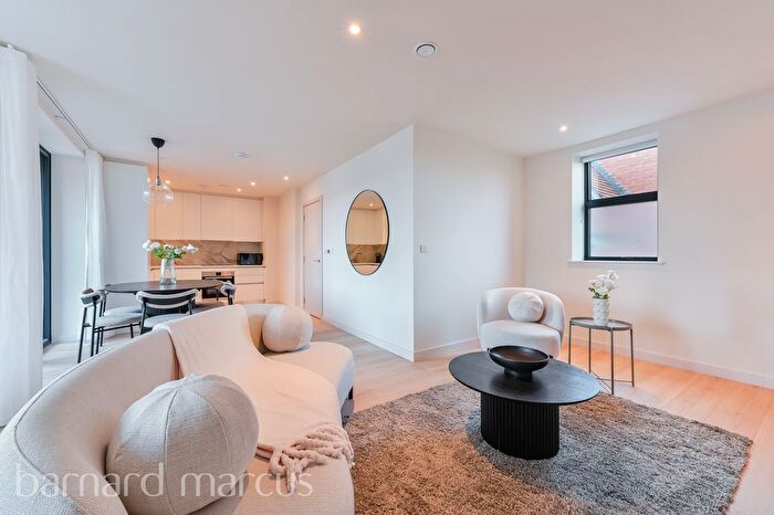 3 Bedroom Flat To Rent In Voss Court, Streatham, SW16