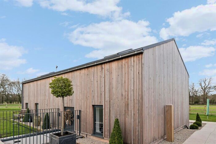 3 Bedroom Chalet To Rent In Arbour Tree Lane, Chadwick End, B93