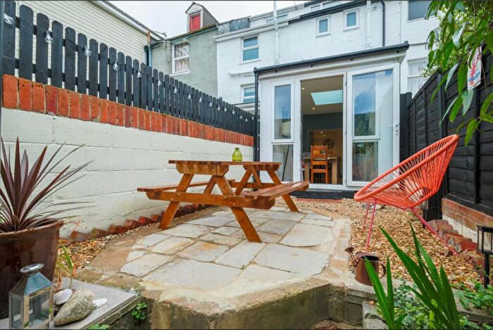 3 Bedroom Terraced House To Rent In York Street, Cowes, PO31