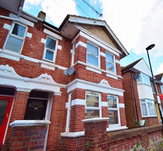 5 Bedroom House To Rent In Polygon, SO15