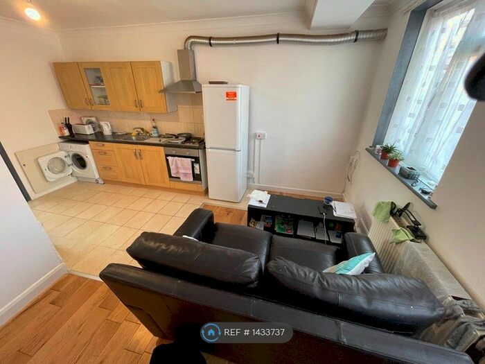 2 Bedroom Flat To Rent In Harrison Road, Southampton, SO17