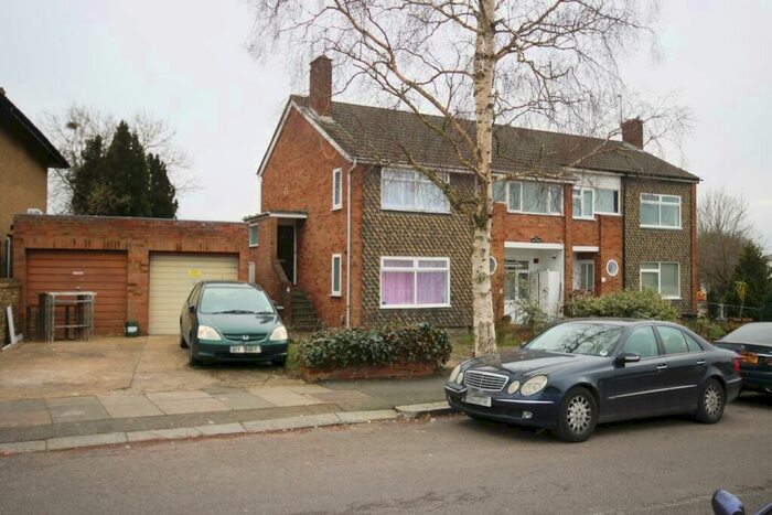 2 Bedroom Maisonette To Rent In Hale Lane, Edgware, HA8