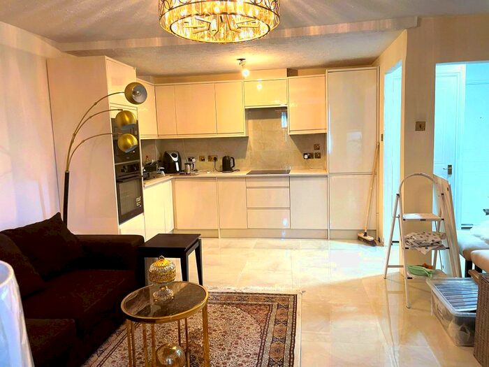 1 Bedroom Flat To Rent In Bluebell Way, Ilford, IG1