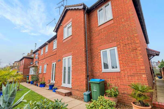 2 Bedroom Maisonette Flat To Rent In Tring Road, Aylesbury, HP20