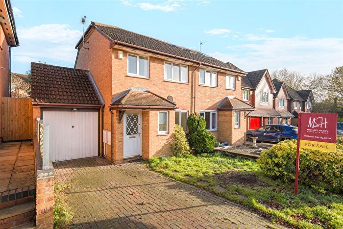 3 Bedroom Link Detached House For Sale In Hubbard Close Twyford, Berkshire, RG10