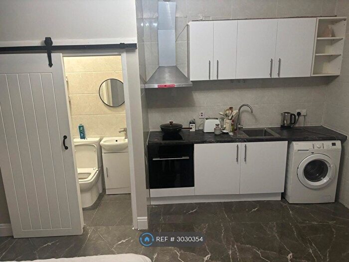 Studio To Rent In Cavendish Road, London, N4