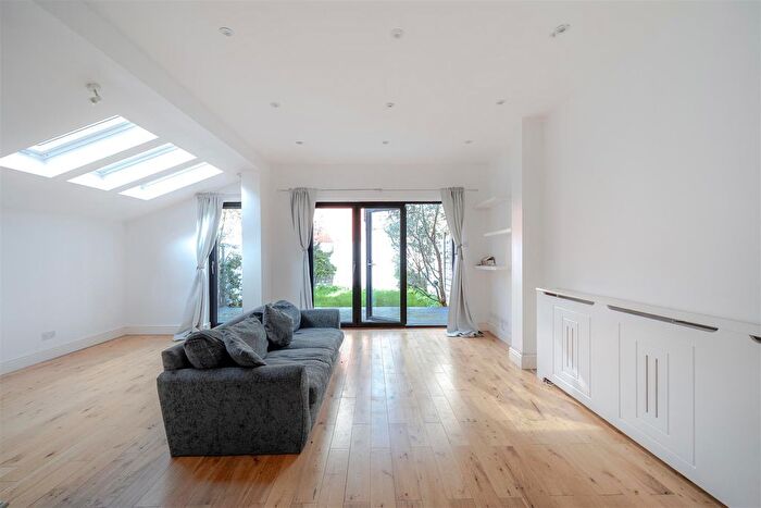 2 Bedroom Flat For Sale In Chatsworth Road, Mapesbury, London, NW2