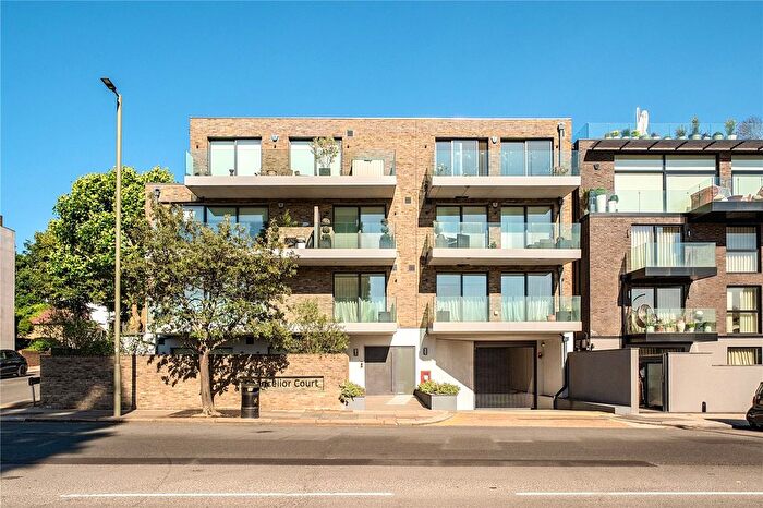3 Bedroom Flat For Sale In Regents Park Road, London, N3