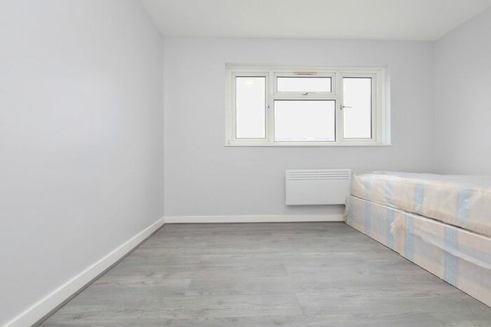 Studio To Rent In Larwood Close, London, UB6