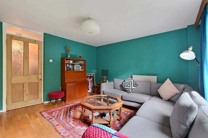 2 Bedroom Maisonette To Rent In Mowatt Close, Upper Holloway, N19