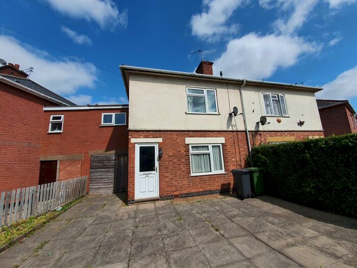 4 Bedroom Semi-Detached House To Rent In Kennan Avenue, Leamington Spa, CV31