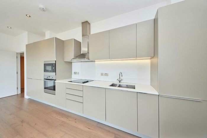 2 Bedroom Flat To Rent In Blairderry Road, London, SW2