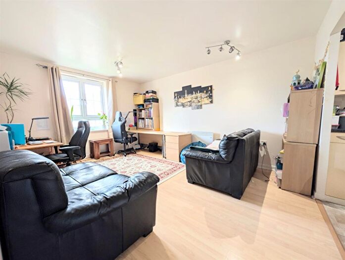 2 Bedroom Flat For Sale In Holyhead Mews, Slough, SL1