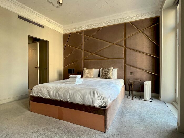 2 Bedroom Flat To Rent In Charles Street, London, W1J