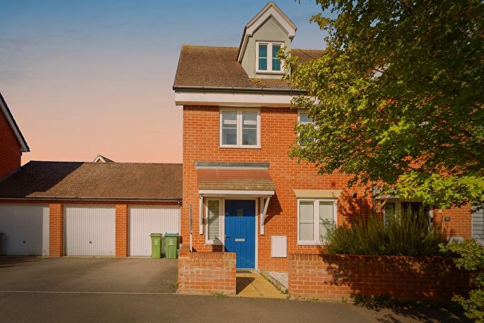 3 Bedroom End Of Terrace House For Sale In Moorcroft Lane, Aylesbury, HP18