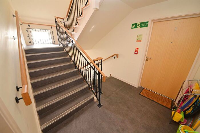 2 Bedroom Flat For Sale In Warren Street, Tenby, SA70