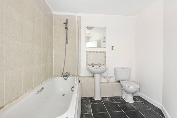 1 Bedroom Flat To Rent In Carisbrooke House, Royal Quarter, Seven Kings Way, Kingston Upon Thames, KT2