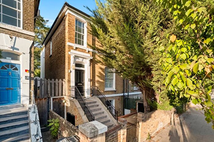 2 Bedroom Flat To Rent In Middleton Road, Dalston, E8