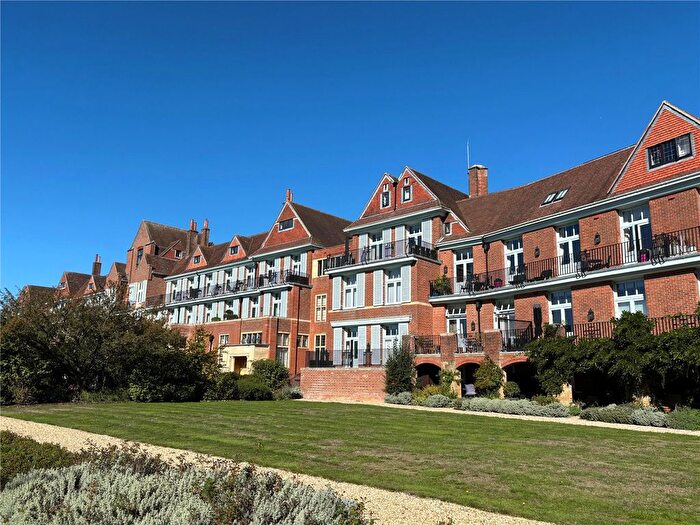 2 Bedroom Flat For Sale In Kings Drive, Midhurst, West Sussex, GU29