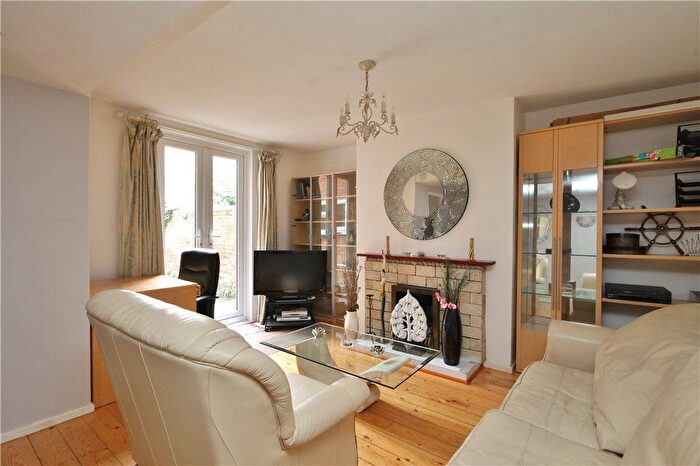 1 Bedroom Flat To Rent In Martyr Road, Guildford, Surrey, GU1