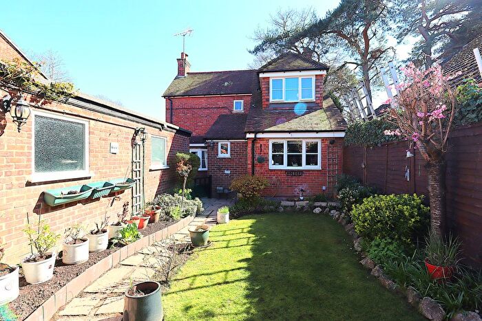 2 Bedroom Detached House For Sale In Shepherds Walk, Farnborough, GU14