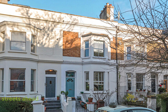 3 Bedroom Apartment For Sale In Camden Hill Road, London, SE19