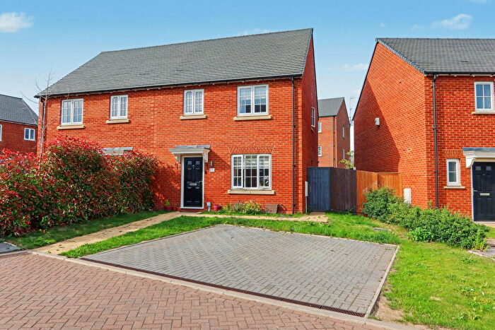 3 Bedroom Semi-Detached House For Sale In Lawrence Close, Banbury, OX16