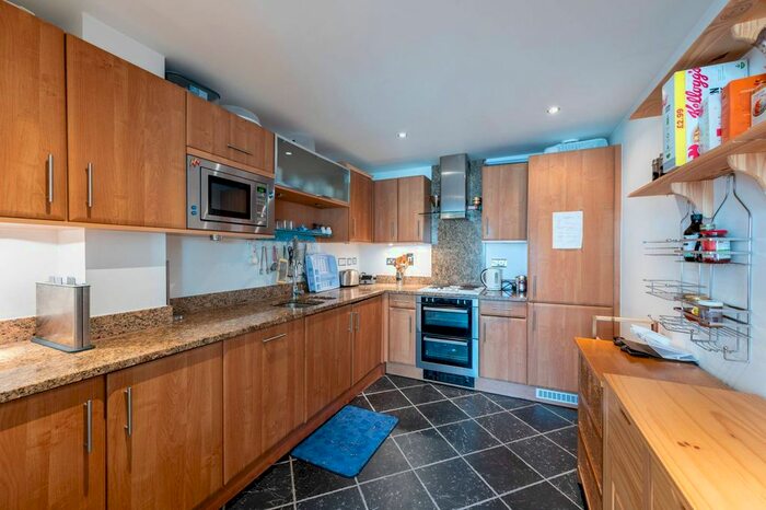 3 Bedroom Flat To Rent In Seven Kings Way, Kingston, Kingston Upon Thames KT2