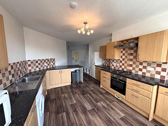 3 Bedroom Flat To Rent In Rostrevor Road, London, SW6