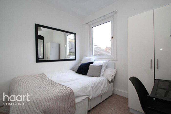 3 Bedroom Flat To Rent In Chesterton Terrace, London, E13