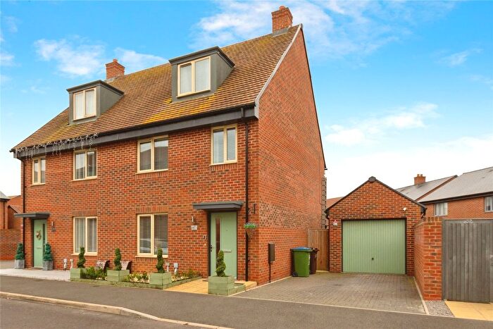 4 Bedroom Semi-Detached House For Sale In Kempster Way, Weston Turville, Aylesbury, Buckinghamshire, HP22