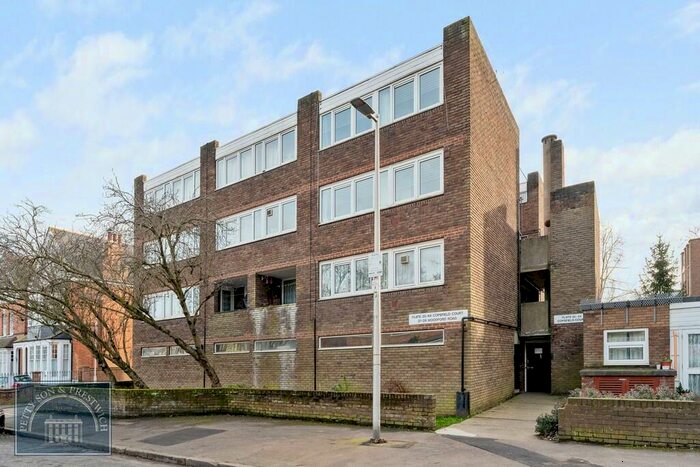 2 Bedroom Apartment To Rent In - Woodford Road, South Woodford, E18