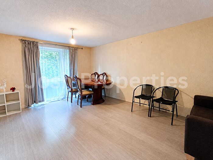 2 Bedroom Flat To Rent In Dellow Close, Ilford, IG2