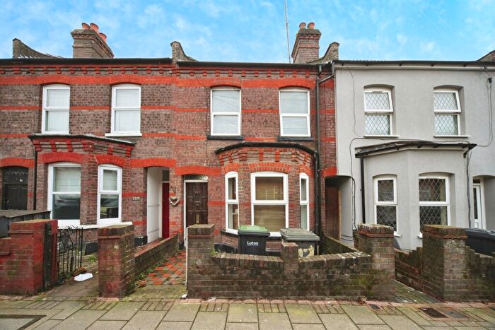3 Bedroom Terraced House For Sale In Clarendon Road, Luton, LU2