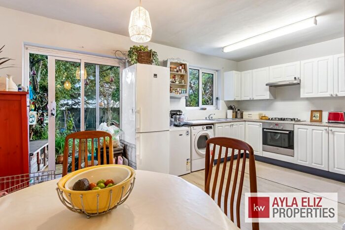 3 Bedroom Semi-Detached House For Sale In The Loning, Enfield, EN3