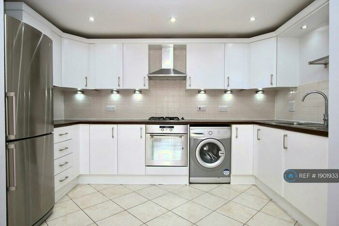 2 Bedroom Flat To Rent In Green Lane, Morden, SM4