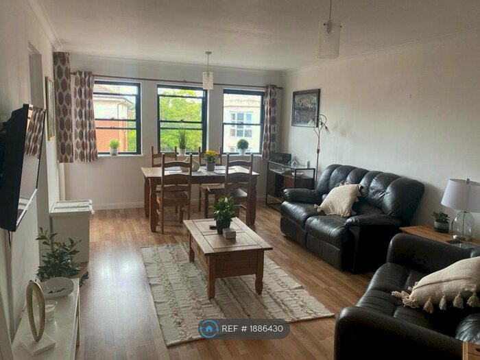 2 Bedroom Flat To Rent In Stag Court, Kingston Upon Thames, KT2