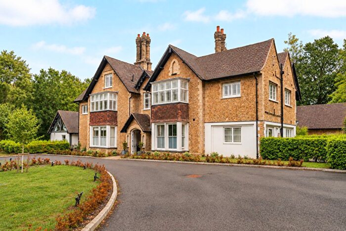 2 Bedroom Flat For Sale In Godalming, Surrey, GU7